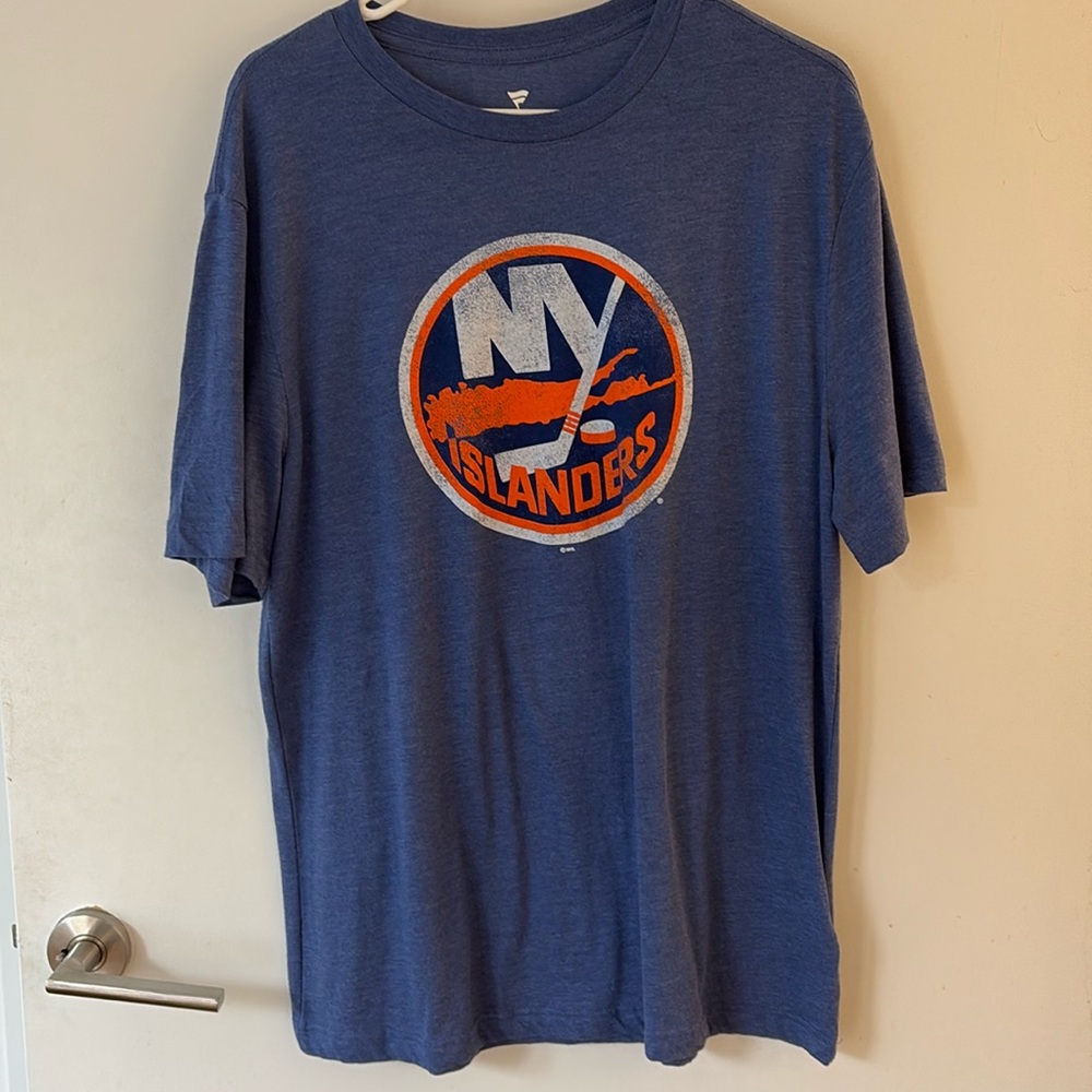 Men’s Fanatics New York Islanders T Shirt - NEW WITHOUT TAGS